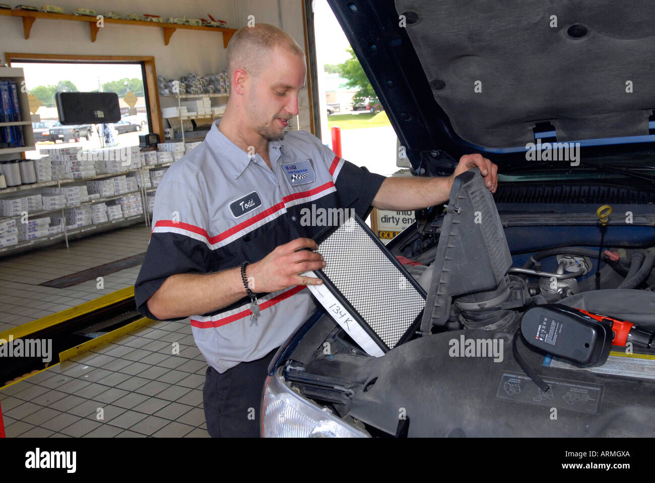 Schnellen Ölwechsel Garage einfahren Kunden haben wo Öl gewechselt in Minuten oder während Sie warten Stockfoto