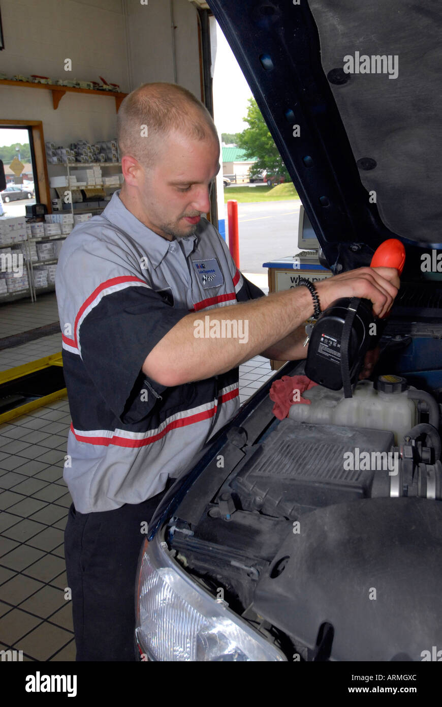 Schnellen Ölwechsel Garage einfahren Kunden haben wo Öl gewechselt in Minuten oder während Sie warten Stockfoto