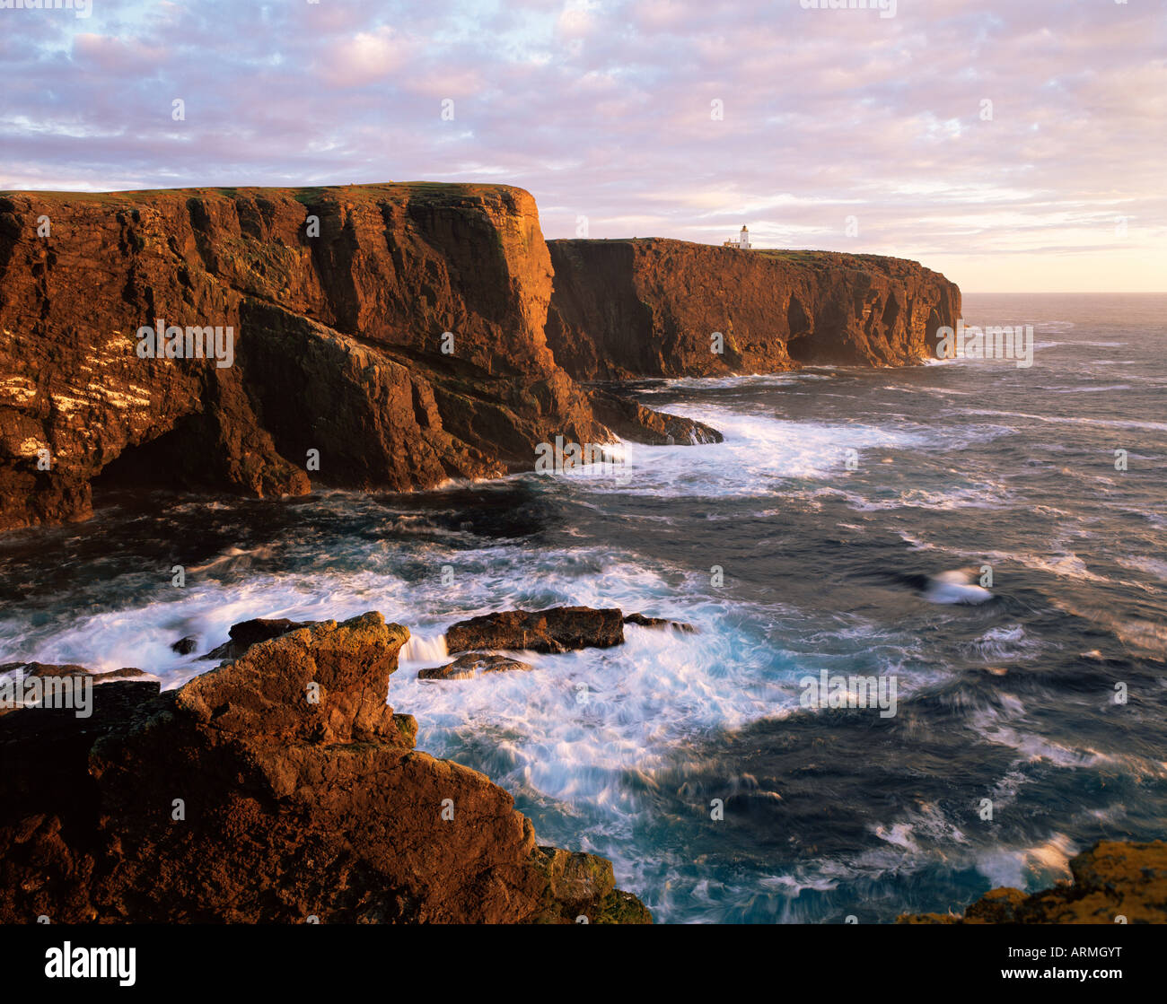Eshaness Cliffs und Leuchtturm, Shetland Islands, Schottland, Vereinigtes Königreich, Europa Stockfoto