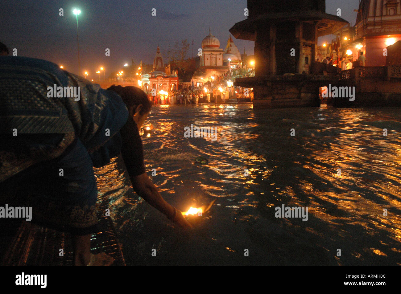 Fluss Ganges als Indianerin bietet eine Wunsch-Schüssel, Wasser Stockfoto