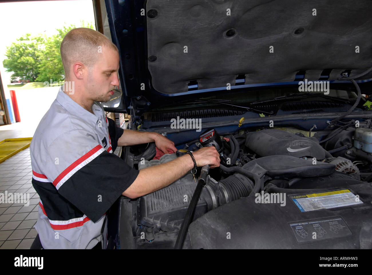 Schnellen Ölwechsel Garage einfahren Kunden haben wo Öl gewechselt in Minuten oder während Sie warten Stockfoto