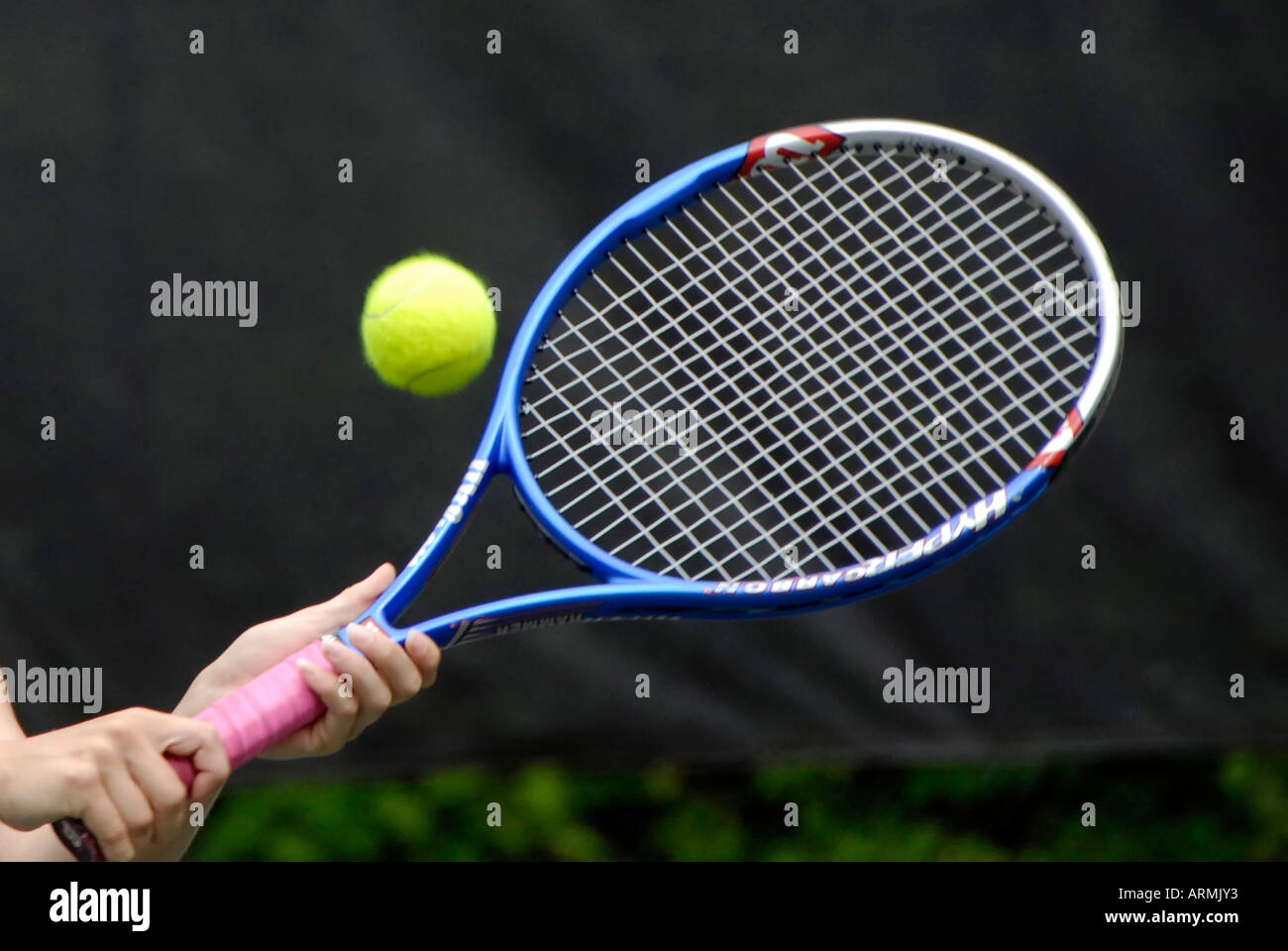 Mittelschule und Gymnasium Alter Jugendliche nehmen Tennisunterricht in einem Sommer Bereicherung und öffentlichen Stadt Entwicklungsprogramm Stockfoto