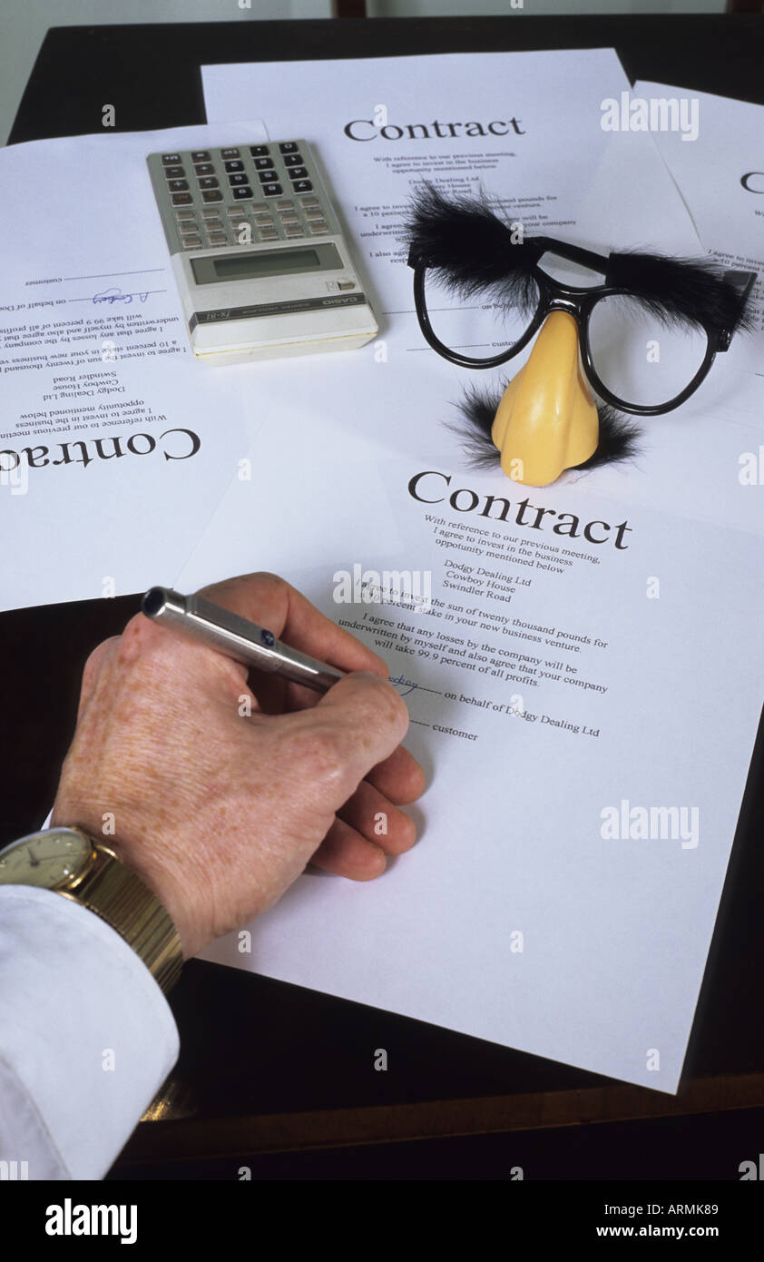 Kunden, die betrügerische Geschäft Vertragsunterzeichnung im Büro Stockfoto