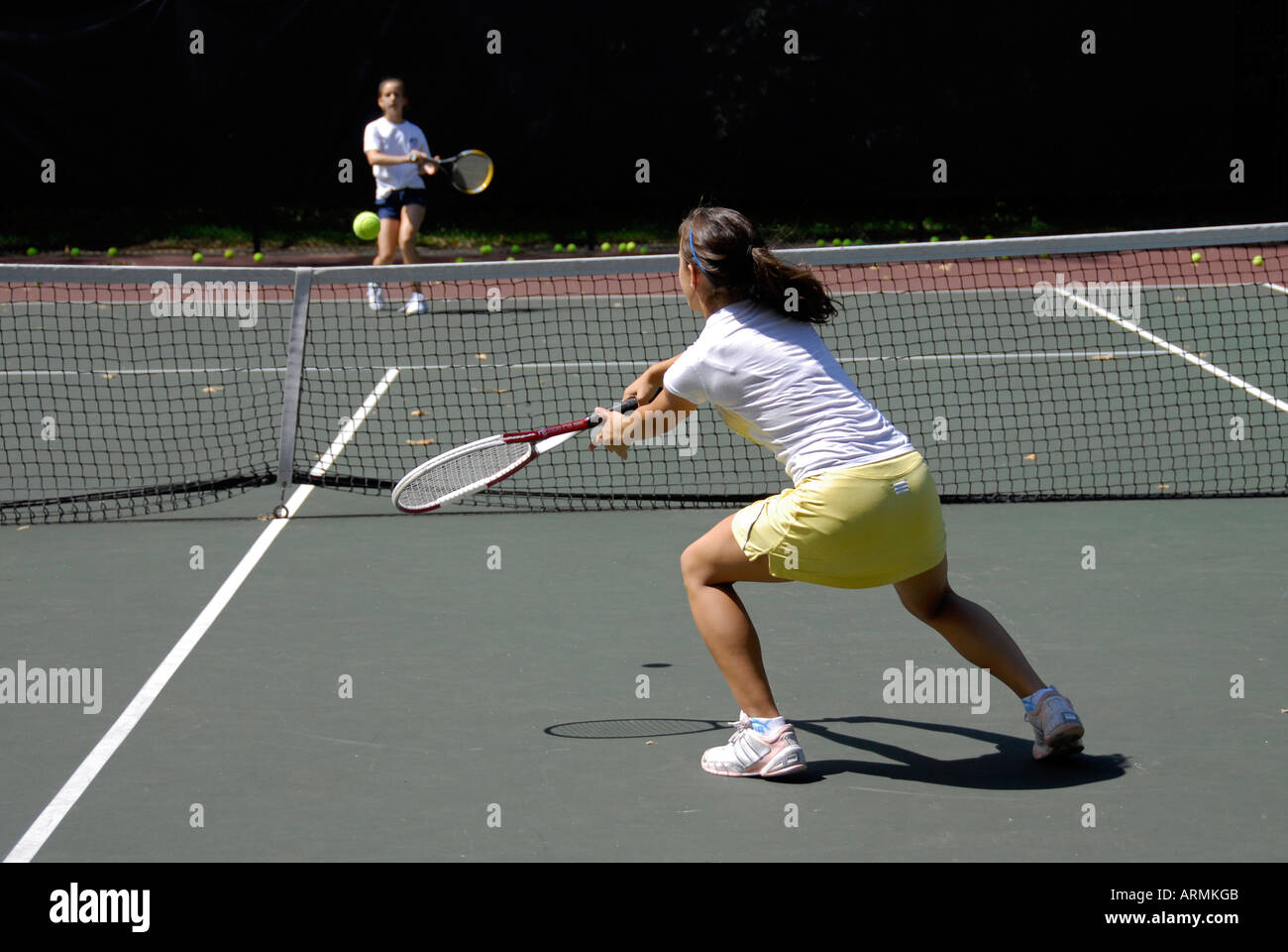 Mittelschule und Gymnasium Alter Jugendliche nehmen Tennisunterricht in einem Sommer Bereicherung und öffentlichen Stadt Entwicklungsprogramm Stockfoto