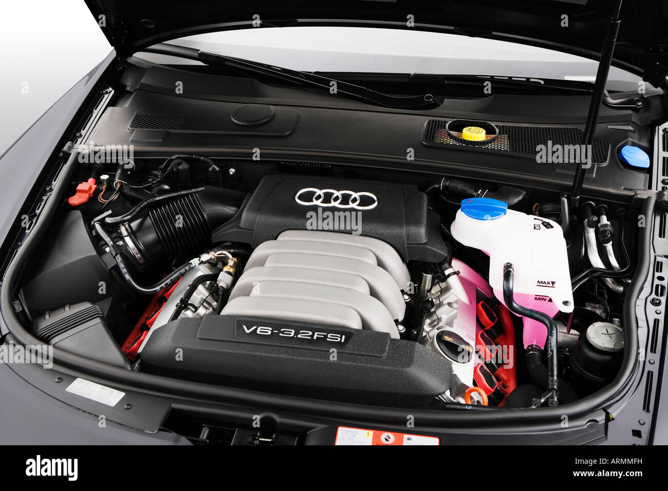 2008 Audi A6 3.2 in grau - Motor Stockfotografie - Alamy