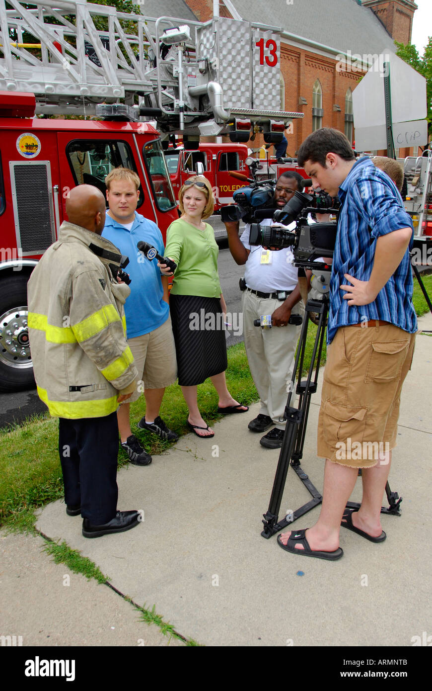 TV-News-Team interviews den Kapitän der Feuerwehr in Toledo Ohio Stockfoto