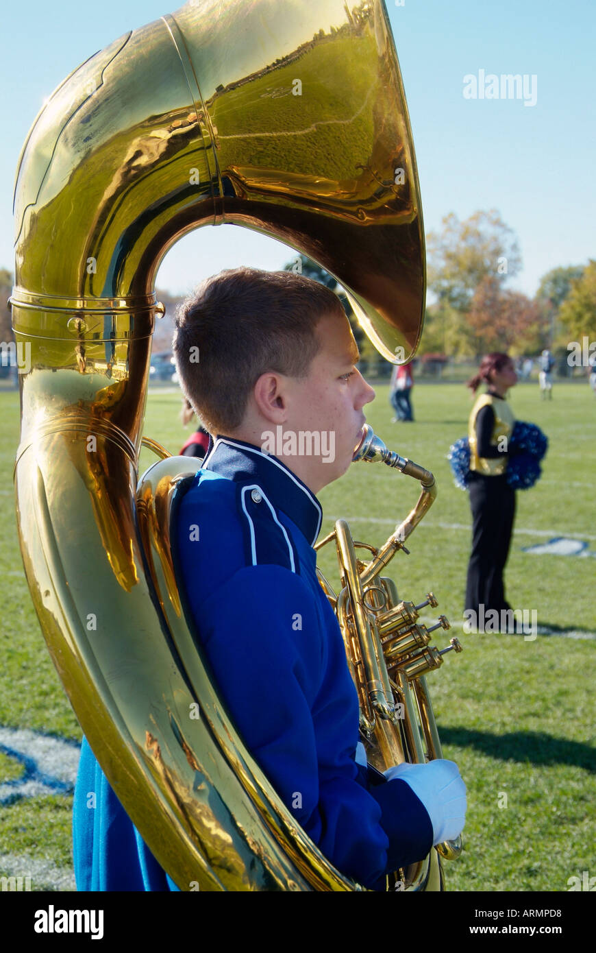 High School marching Band tritt während eines Fußballspiels Stockfoto