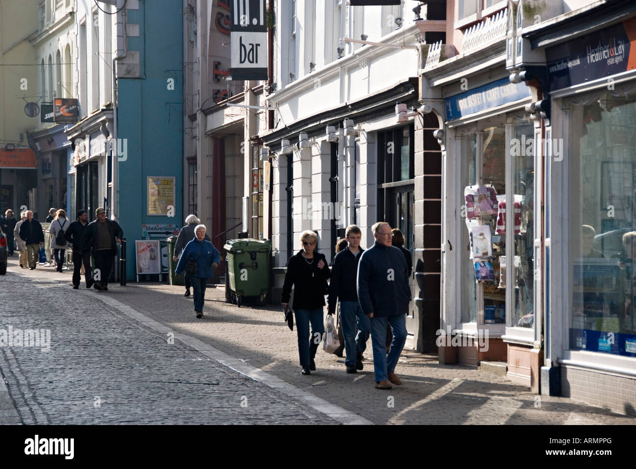 Falmouth, Cornwall, UK. Käufer in der Church Street, der Haupteinkaufsstraße Stockfoto