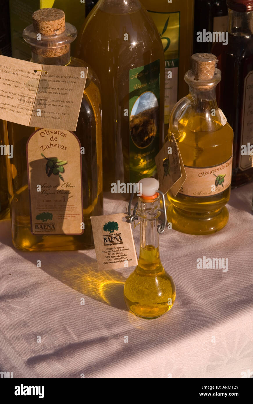 Flaschen Olivenöl auf einem Tisch Stockfoto
