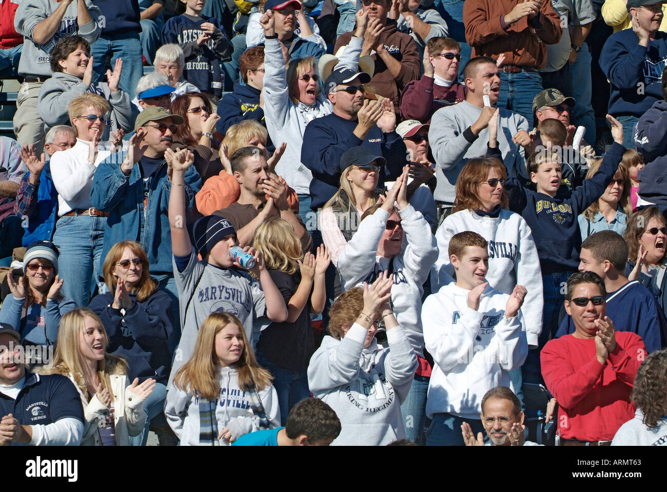 Masse der Leute Freunde und Familie jubeln und Unterstützung ein Highschool-Football-team Stockfoto