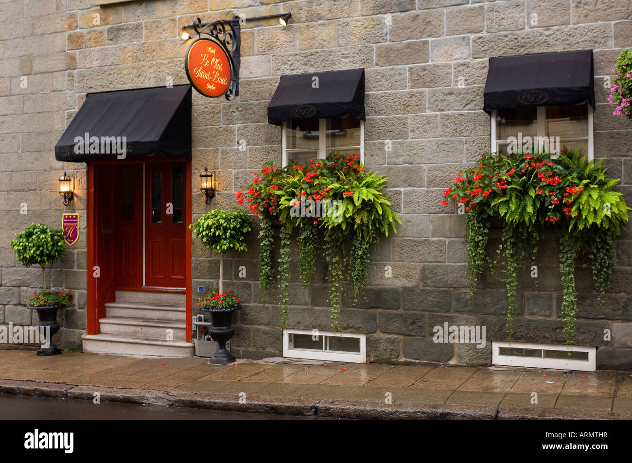 Rue St. Louis in Vieux-Québec mit Tür und Blume-Boxen, Quebec, Kanada. Stockfoto