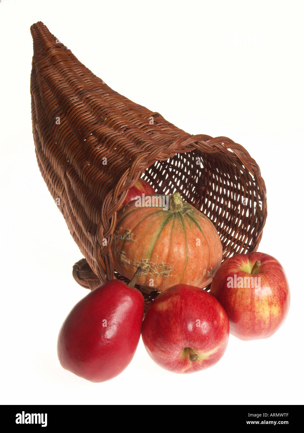 Kürbis, Apfel und eine Birne in ein Füllhorn Stockfoto