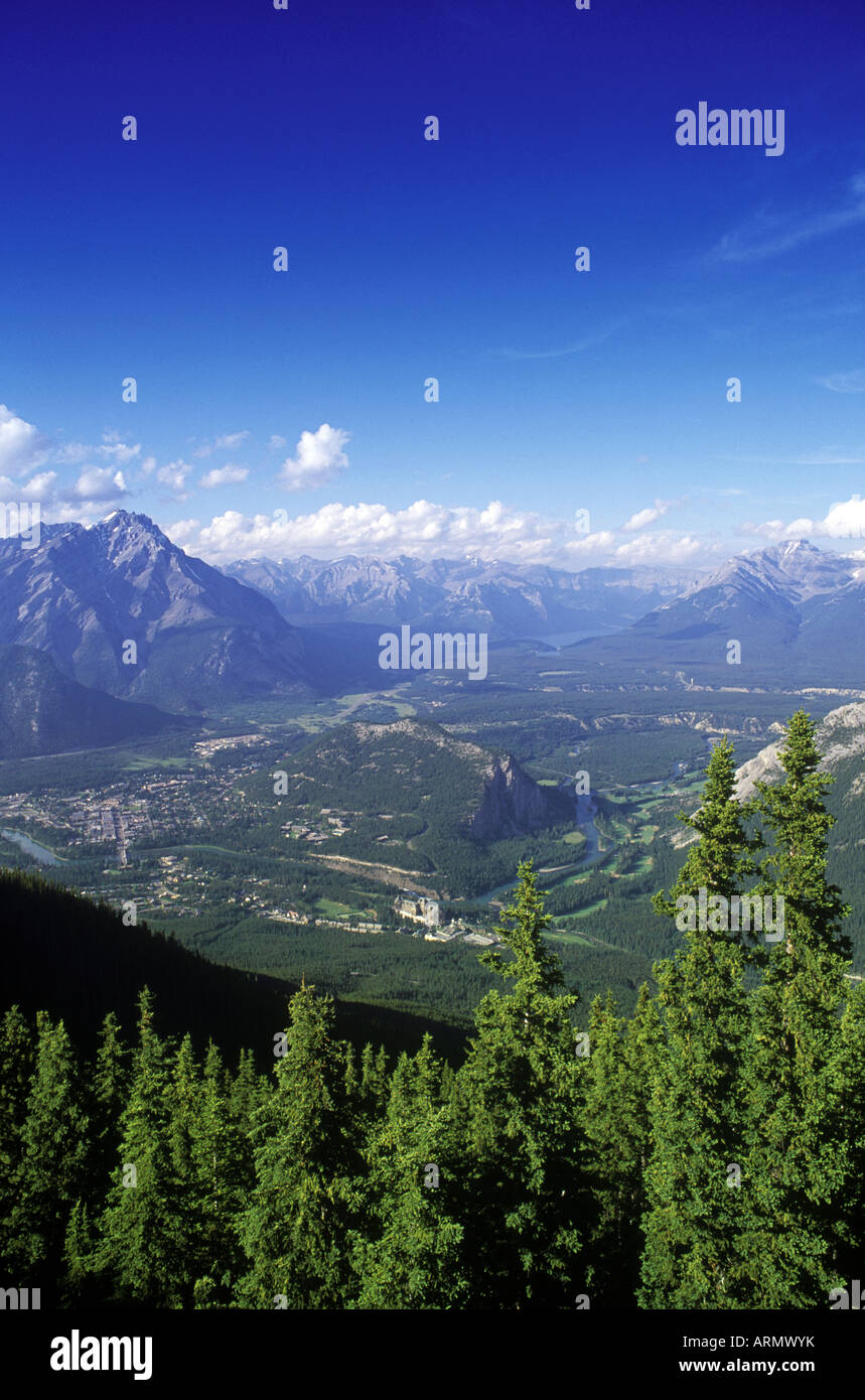 Blick hinunter vom Sulphur Mountain, Banff Springs Hotel und Golfplatz Townsite, Alberta, Kanada. Stockfoto