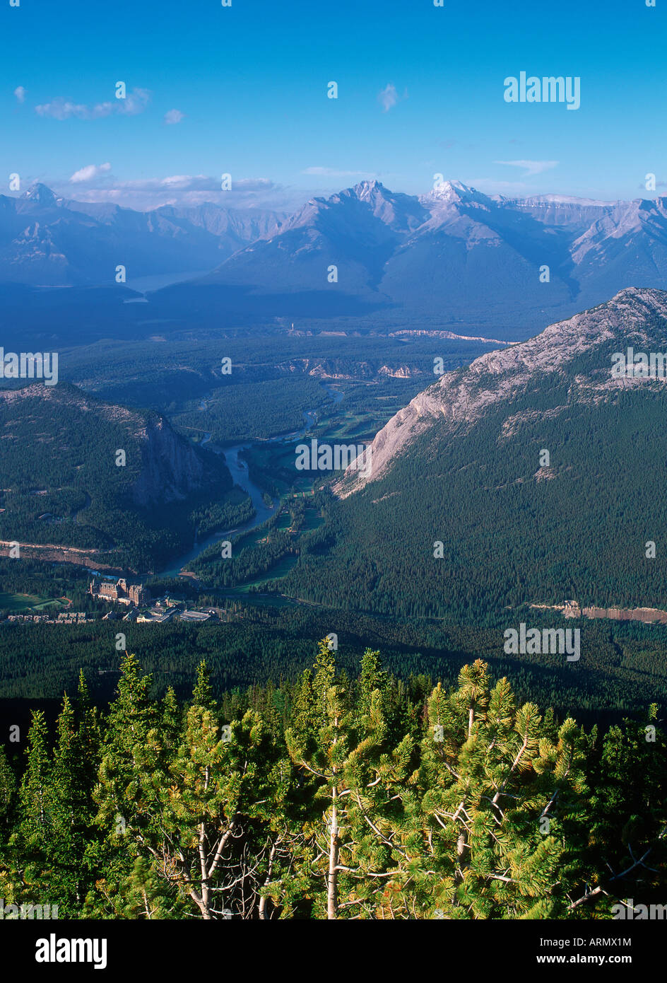 Blick hinunter vom Sulphur Mountain, Banff Springs Hotel und Golfplatz Townsite, Alberta, Kanada. Stockfoto