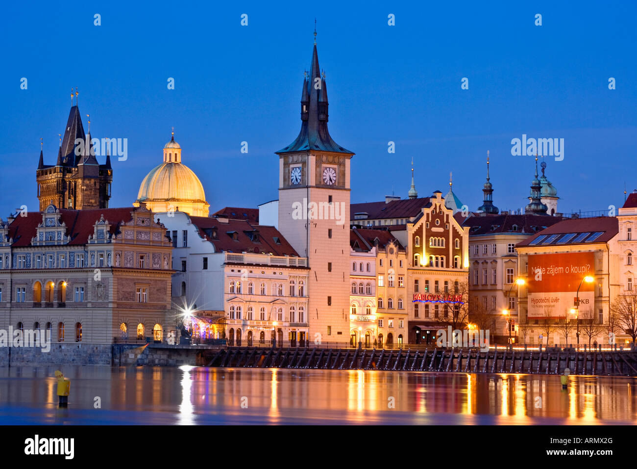 TSCHECHISCHE REPUBLIK PRAG TÜRME DER ALTEN STADT NOVOTNEHO BRÜCKE MOLDAU Stockfoto