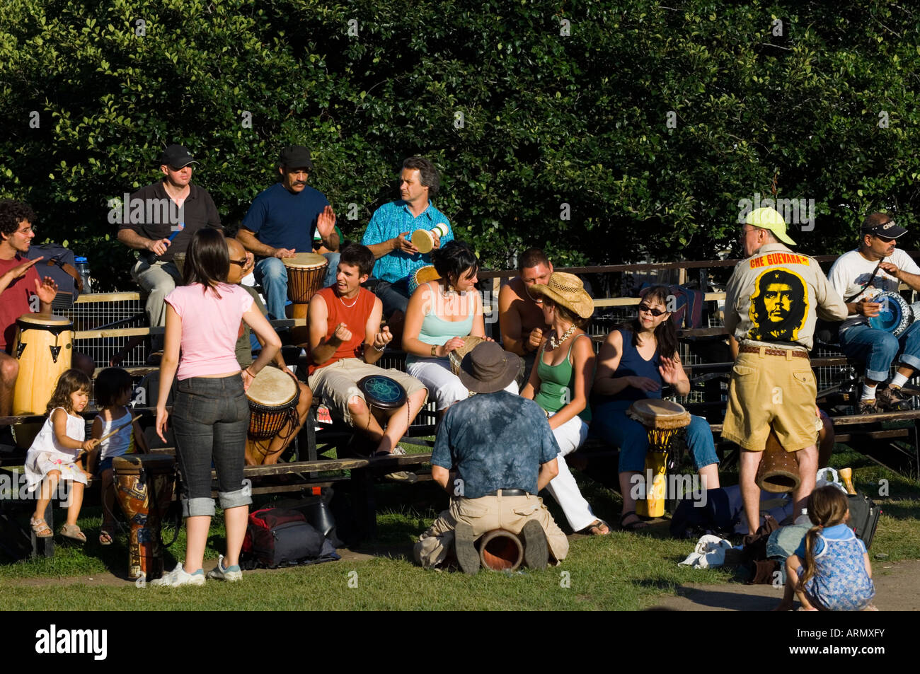 Sonntag Trommeln, Sommer benutzerdefinierte am Fuße des Mount Royal. Montreal, Quebec, Kanada. Stockfoto