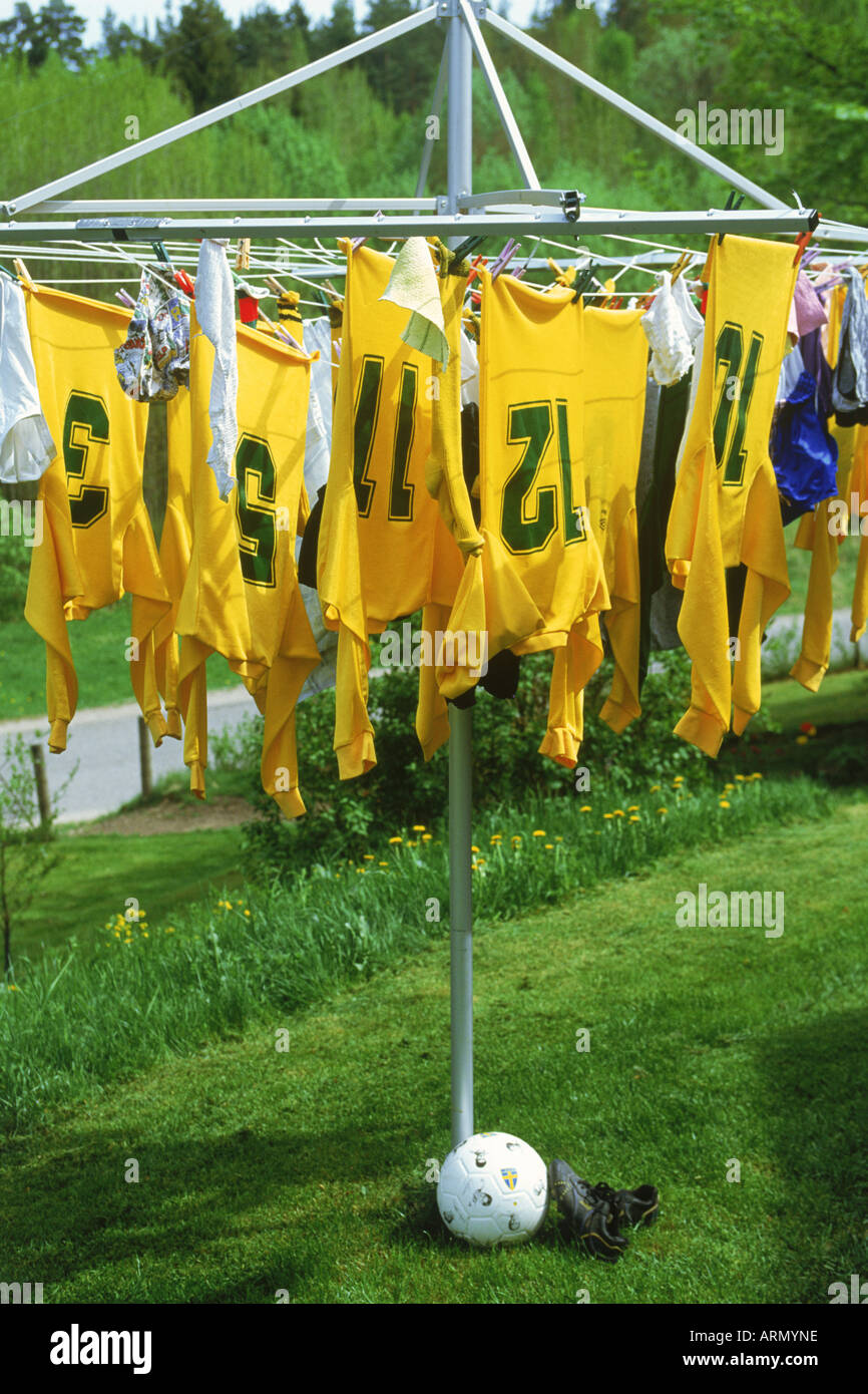 Fußballtrikots gewaschen, sauber und hängen auf Wäscheleine im freien Stockfoto