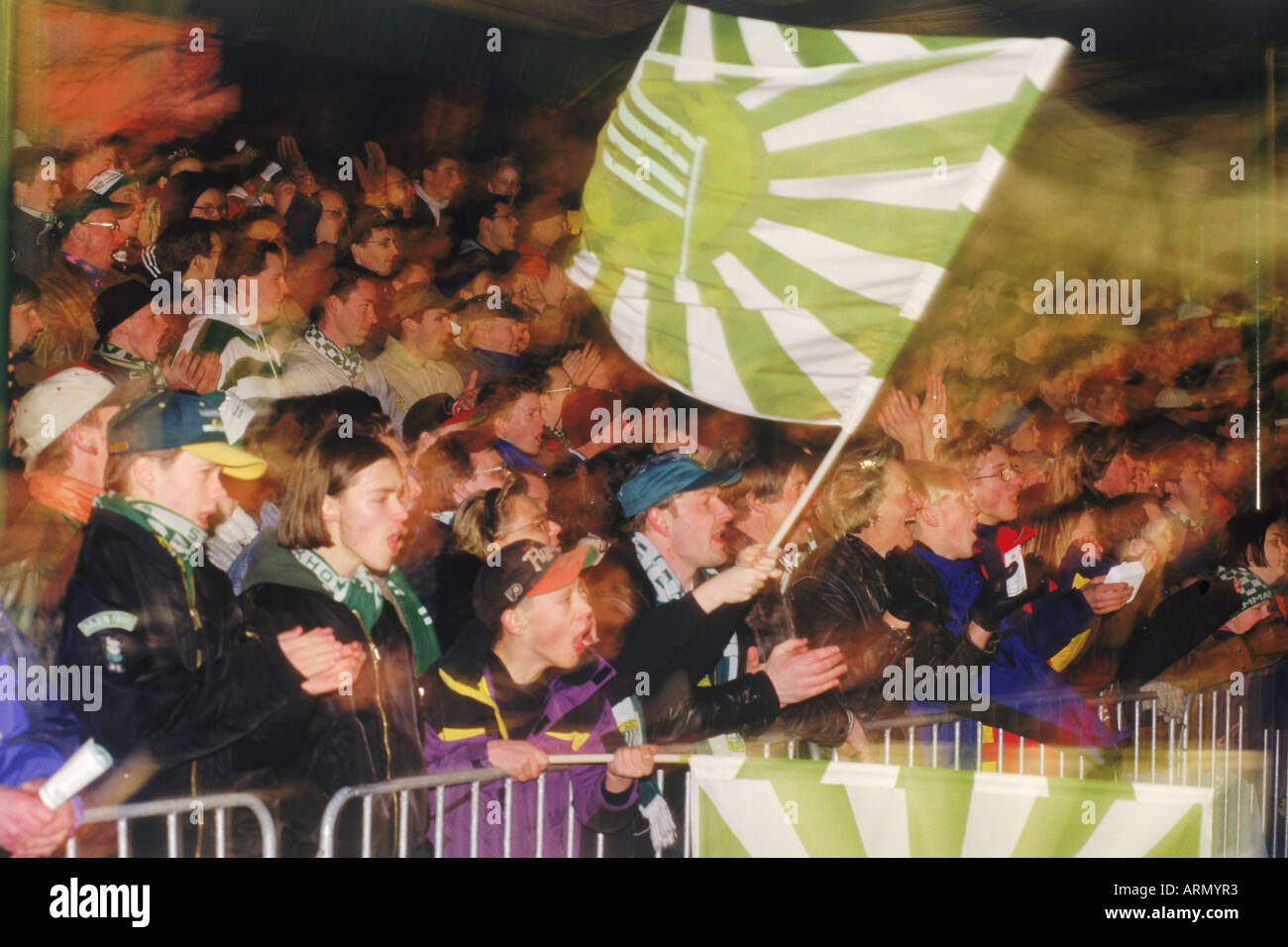 Sport-Club-Fans und Fahnen in Bewegung bei Bandy Spiel in Stockholm Stockfoto