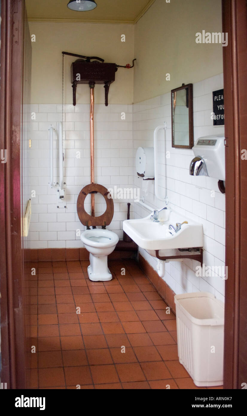Vintage Herren-WC. Innenraum. Corwen Bahnhof. Wales. Stockfoto