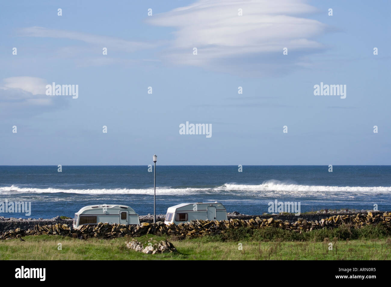 Wohnwagen. Doolin. Seelandschaft. Westküste Irlands. Der Burren. County Clare. Blauer Himmel. Sommer Stockfoto