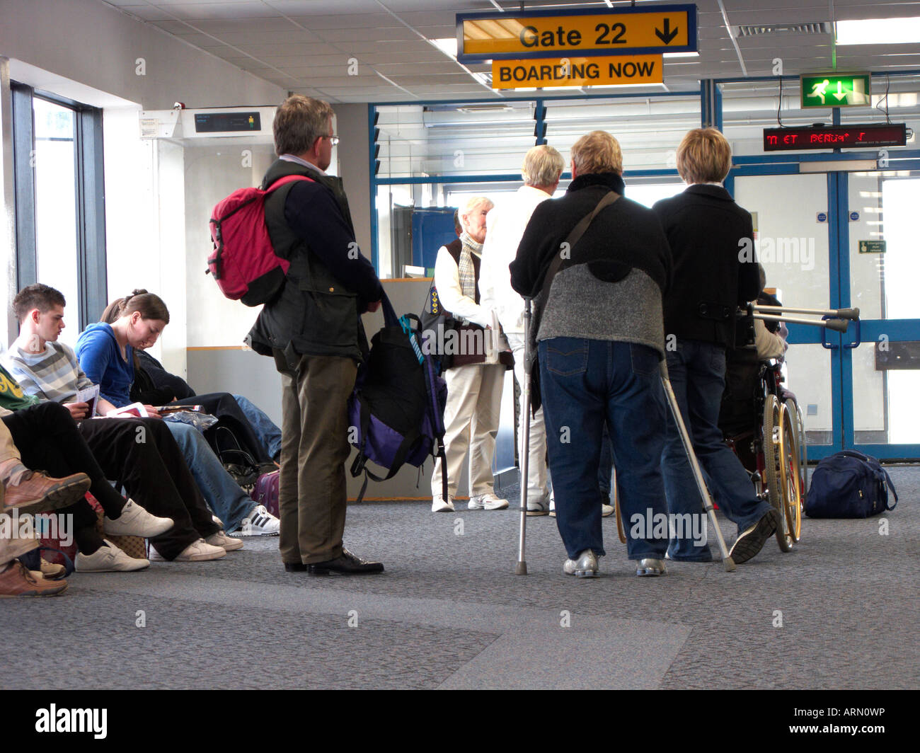 alten und Kranken Passagiere warten auf einen Flug am internationalen Flughafen Belfast Nordirland Vereinigtes Königreich preboard Stockfoto