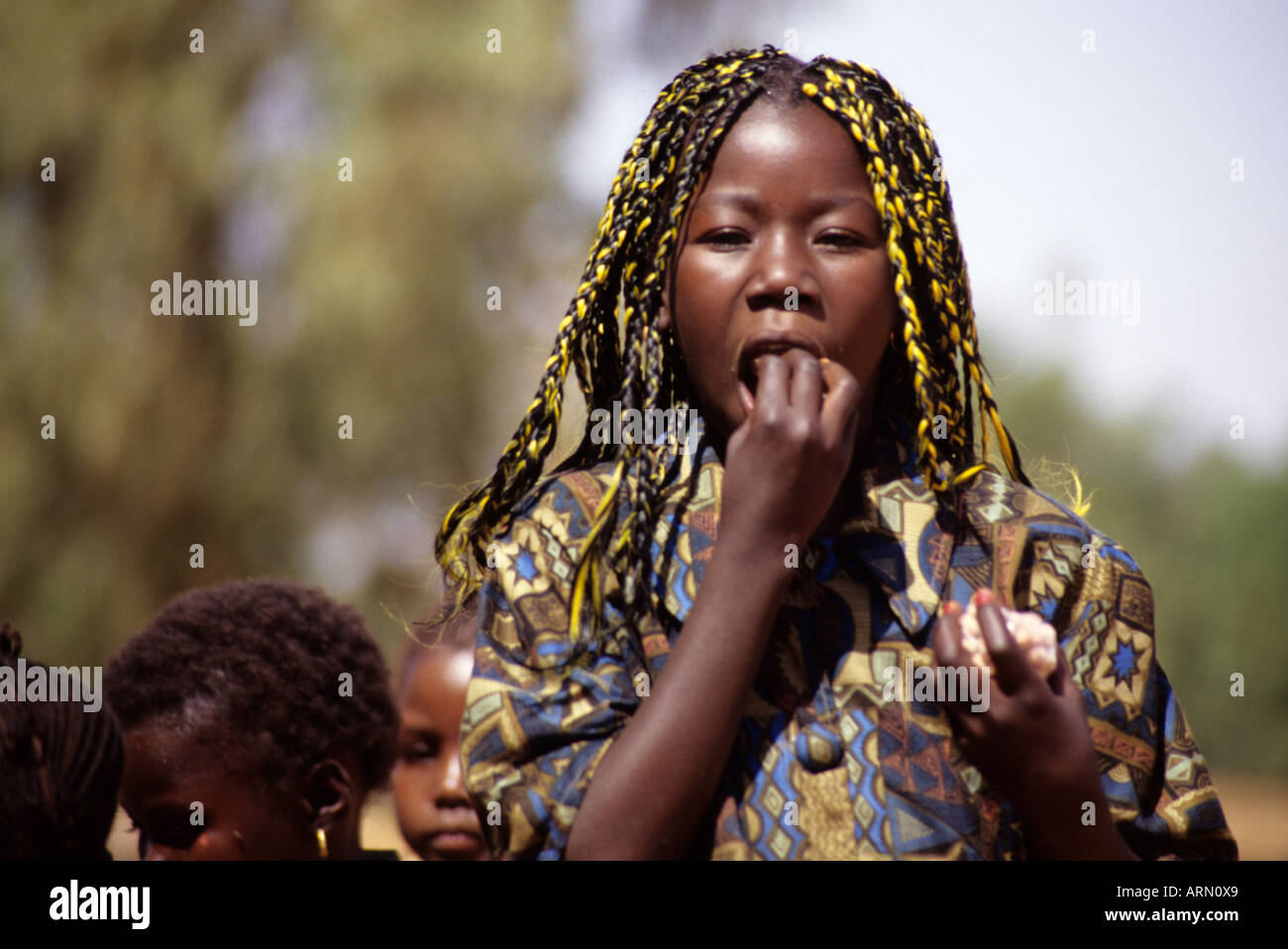 Niamey, Niger, Afrika. Nigrischen Mädchen mit gelben Borte in Haar. Stockfoto