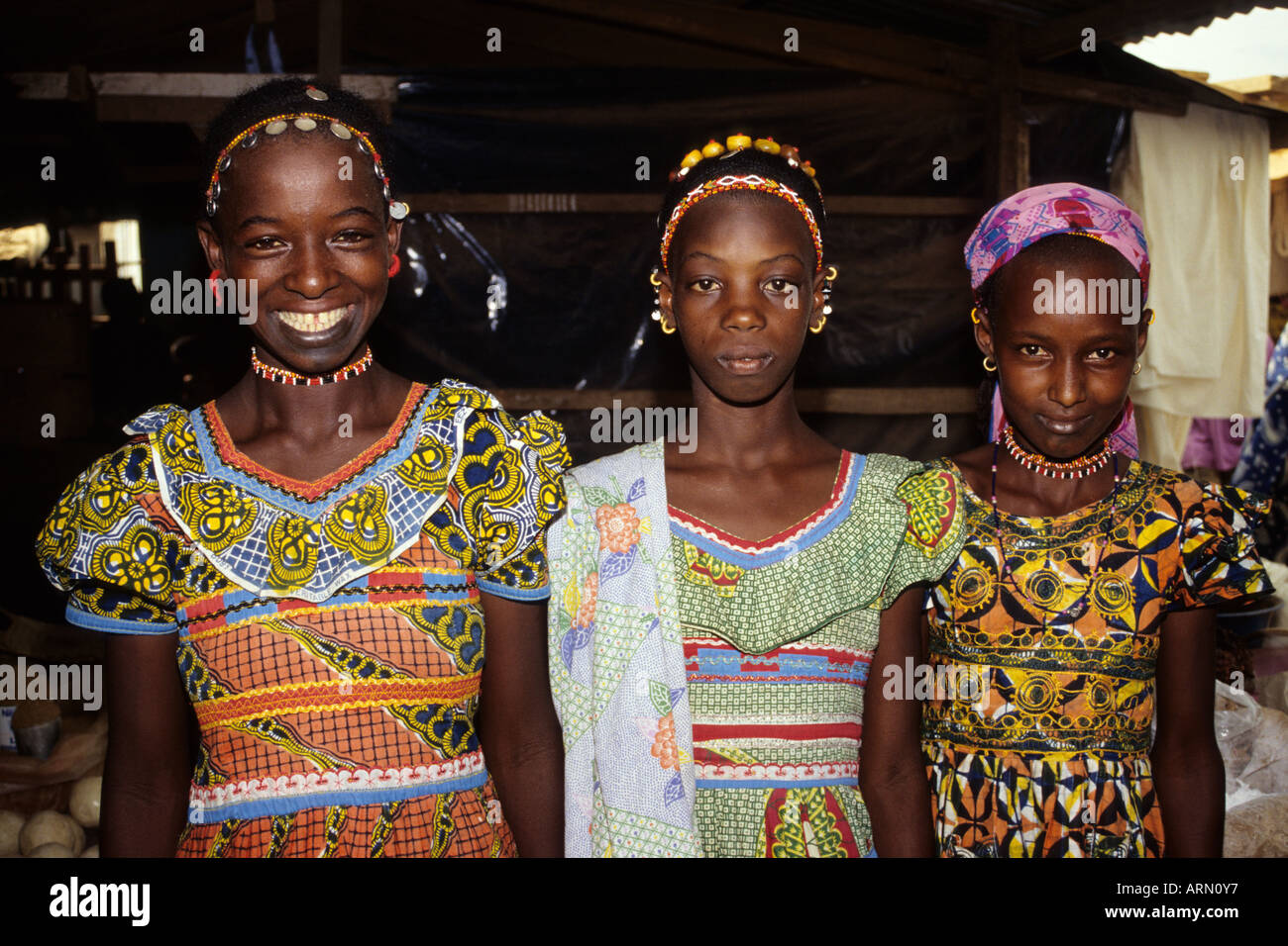 Tortiya, Ivory Coast, Elfenbeinküste, Westafrika. Fulani-Mädchen in bunten Kleidern. Stockfoto