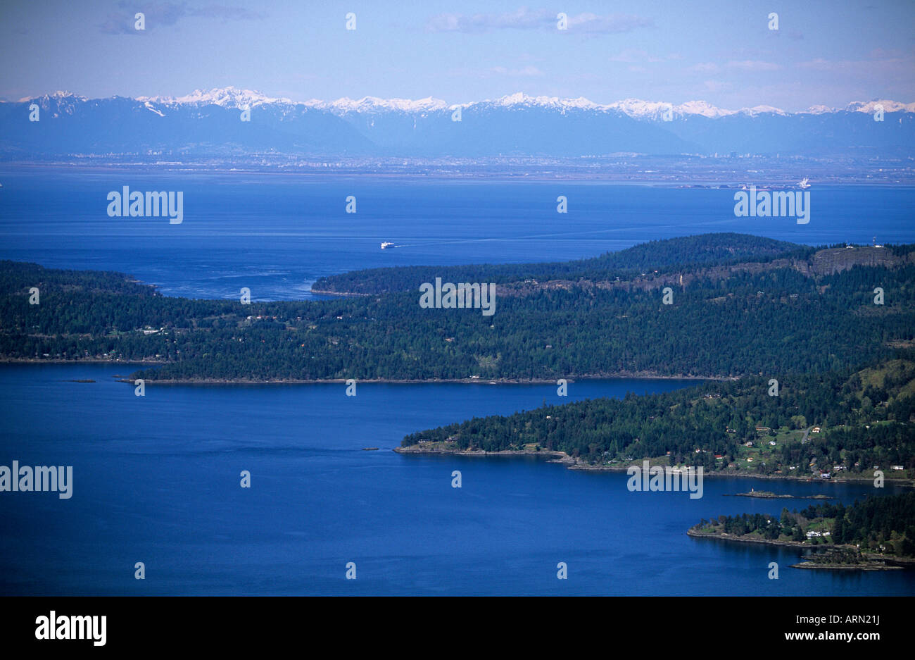 Vancouver in Ferne, Mayne Island im Vordergrund, BC Ferry in Georgia Strait, British Columbia, Kanada. Stockfoto
