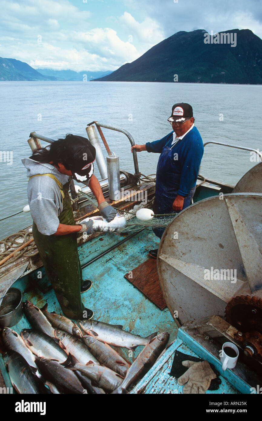 Nisga ' a Gill Netboat und Crew, Forschung Test Fischerei, Britisch-Kolumbien, Kanada. Stockfoto