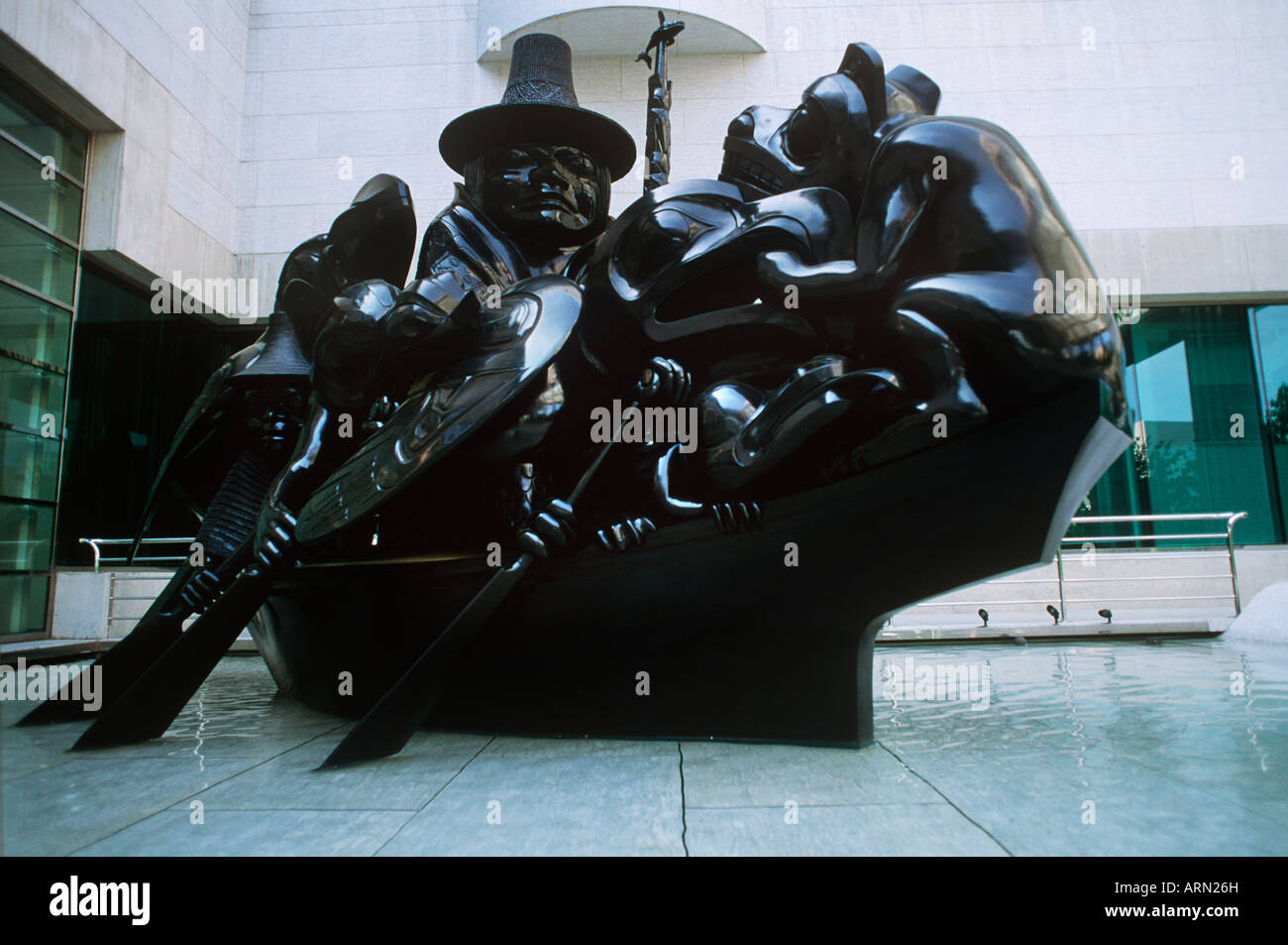 Kanadische Botschaft, Skulptur von Bill Reid, Washington D.C., Vereinigte Staaten von Amerika Stockfoto