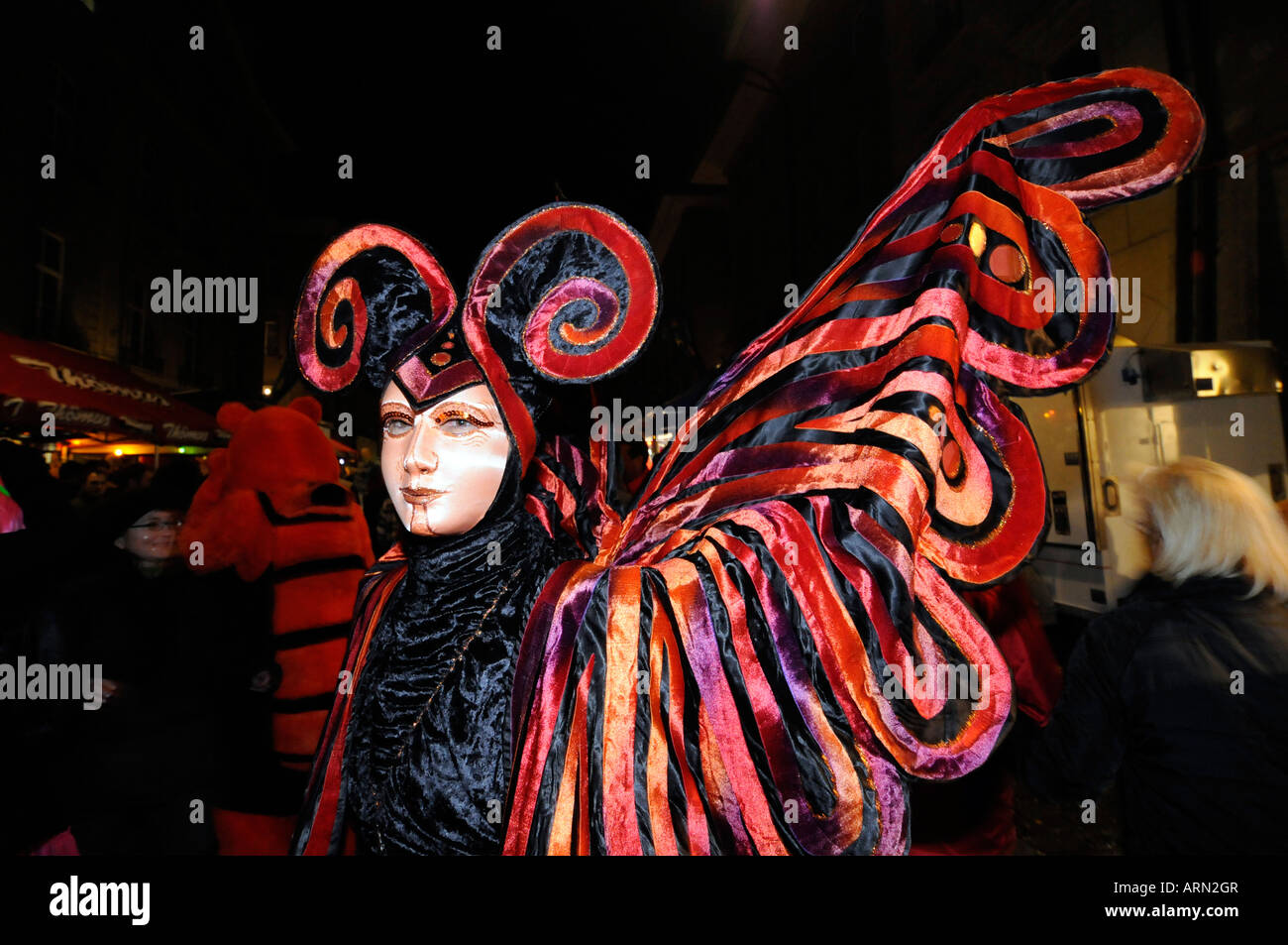 Porträt von Partygänger dressing mit Kostüm während des Karnevals in Bern, Schweiz. Stockfoto