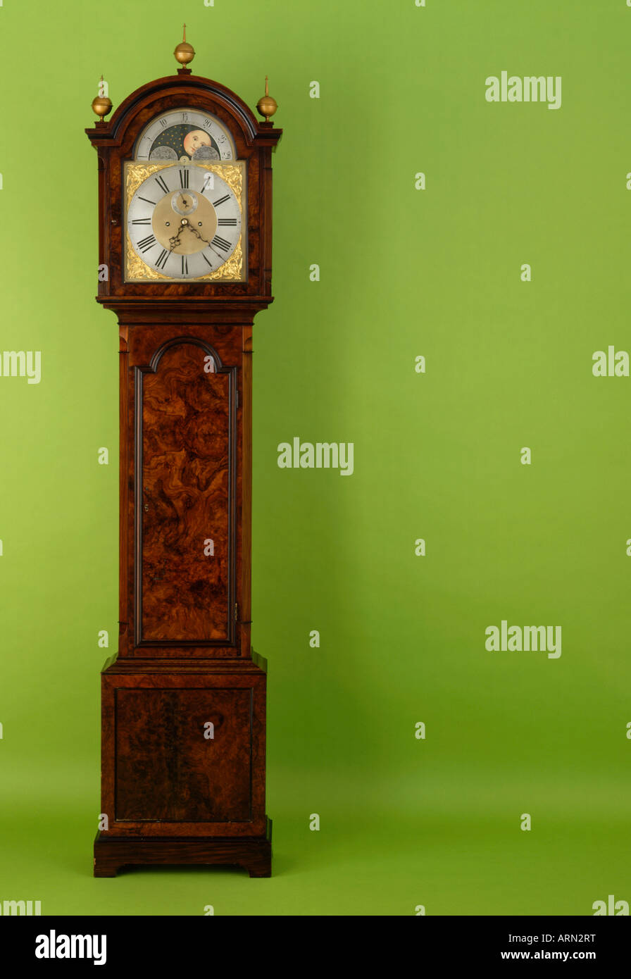 Walnuss-Standuhr mit Mondphase. Stockfoto