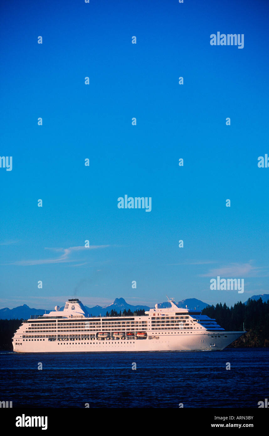 Passagier Kreuzfahrtschiff in Johnstone Stait, in der Nähe von Campbell River, Quadra Island hinter, Britisch-Kolumbien, Kanada. Stockfoto