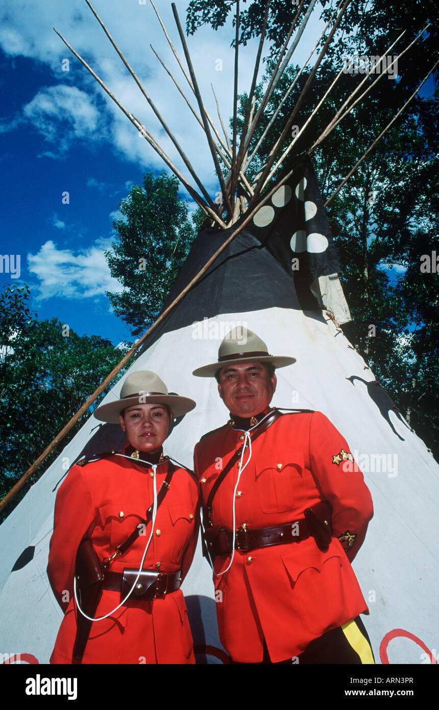 Eingeborenen Kanadier, Mitglieder der Royal Canadian Mounted Police, vor Tipi, British Columbia, Kanada. Stockfoto