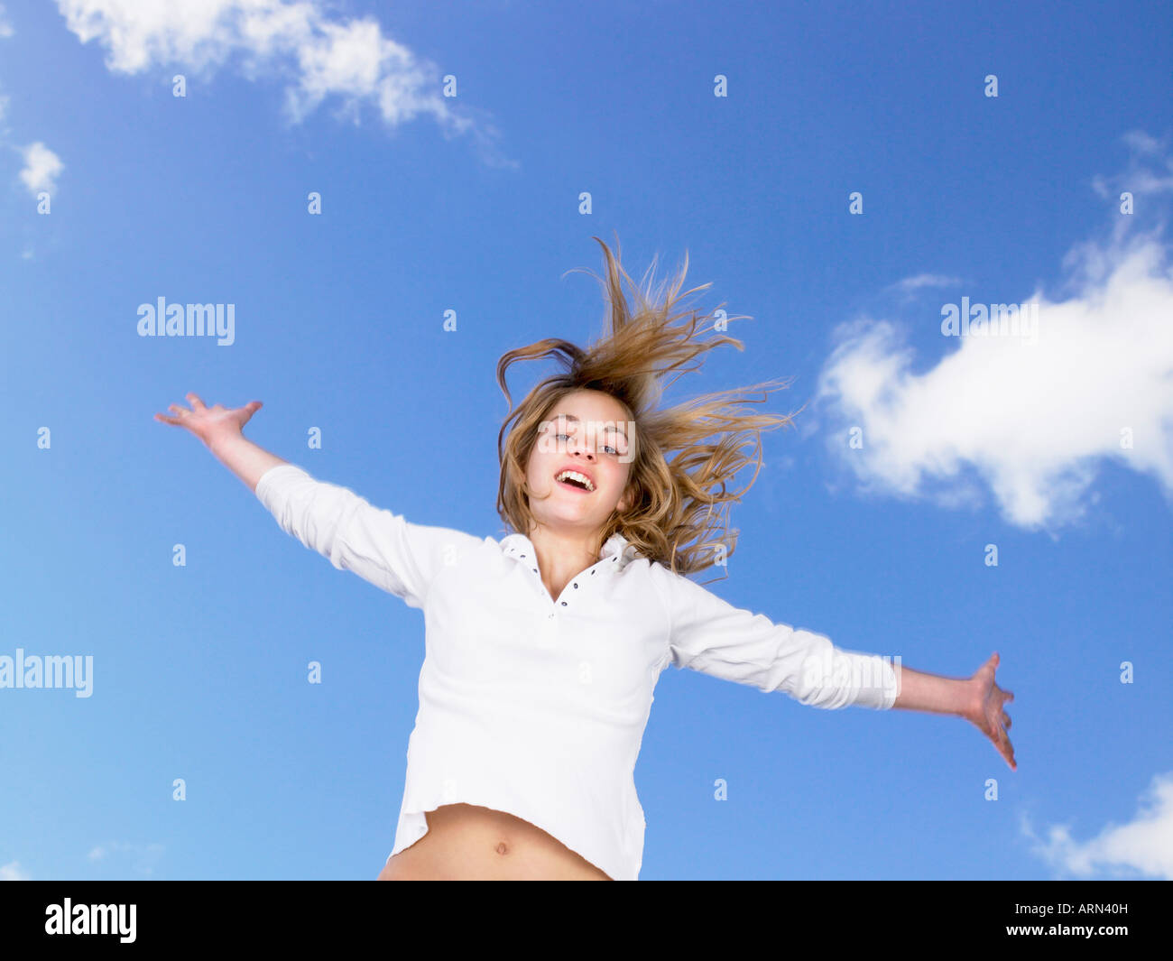 Mädchen in die Luft springen Stockfoto