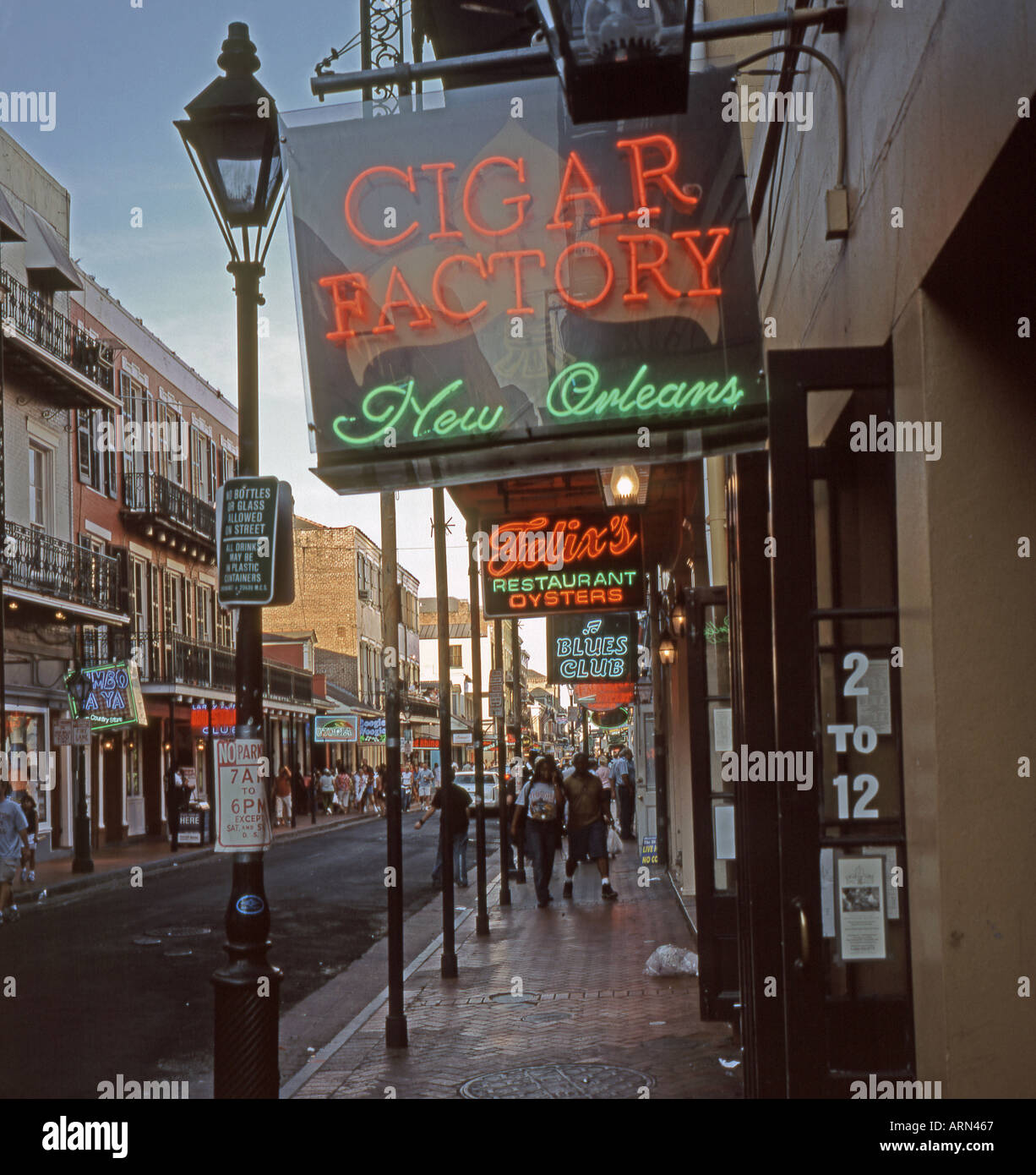 Bürgersteig auf der Bourbon Street New Orleans Stockfoto