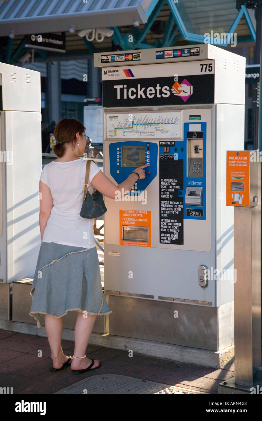 Junge Frau kauft die Karten für die Hudson-Bergen Light Rail auf dem New Jersey Transit System, USA. Stockfoto