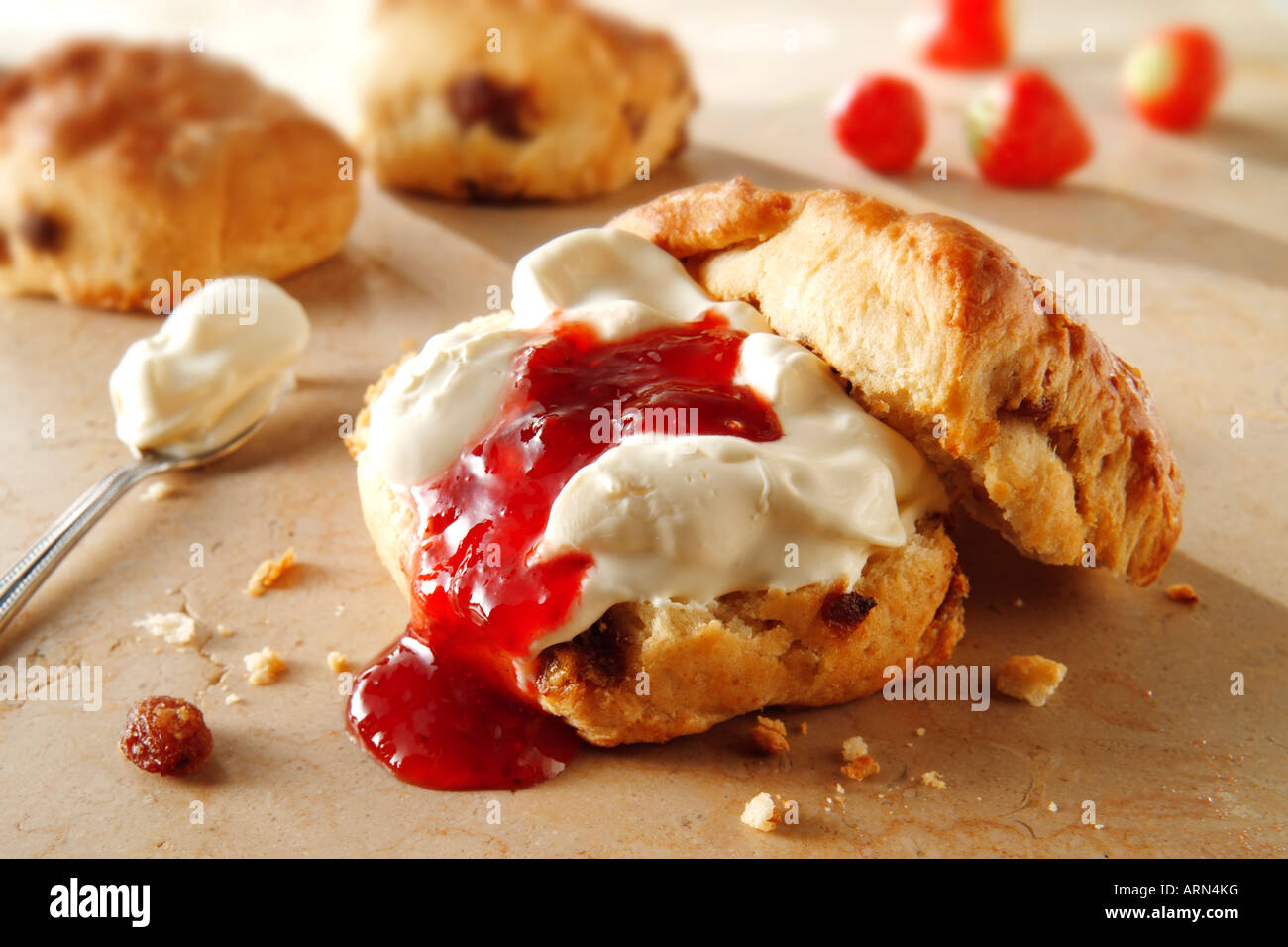 Traditionelle britische süße Scones, Sahne und Marmelade Stockfoto