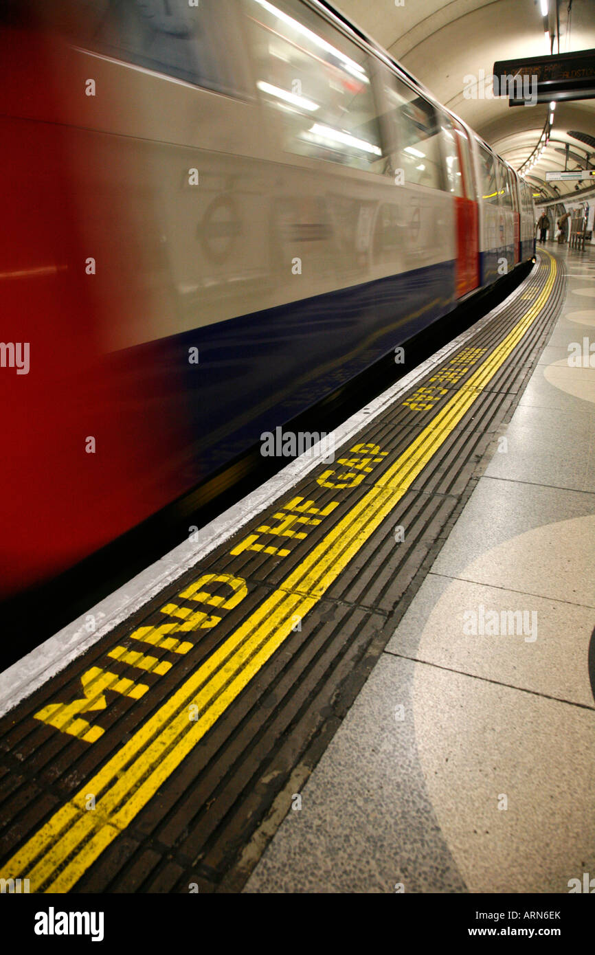 Mind The Gap geschrieben auf der Bakerloo Line Plattform zur u-Bahnstation Waterloo, London Stockfoto