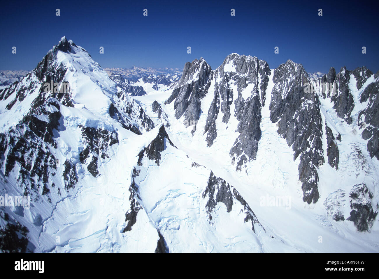 Coast Range, Mt Waddington auf Links, der höchste Berg in British Columbia, Kanada. Stockfoto