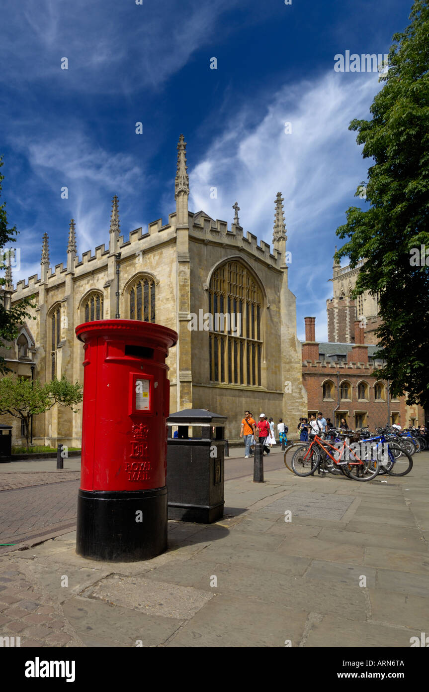 Ein typisch britischer Briefkasten außerhalb von Trinity College in Cambridge, England Stockfoto
