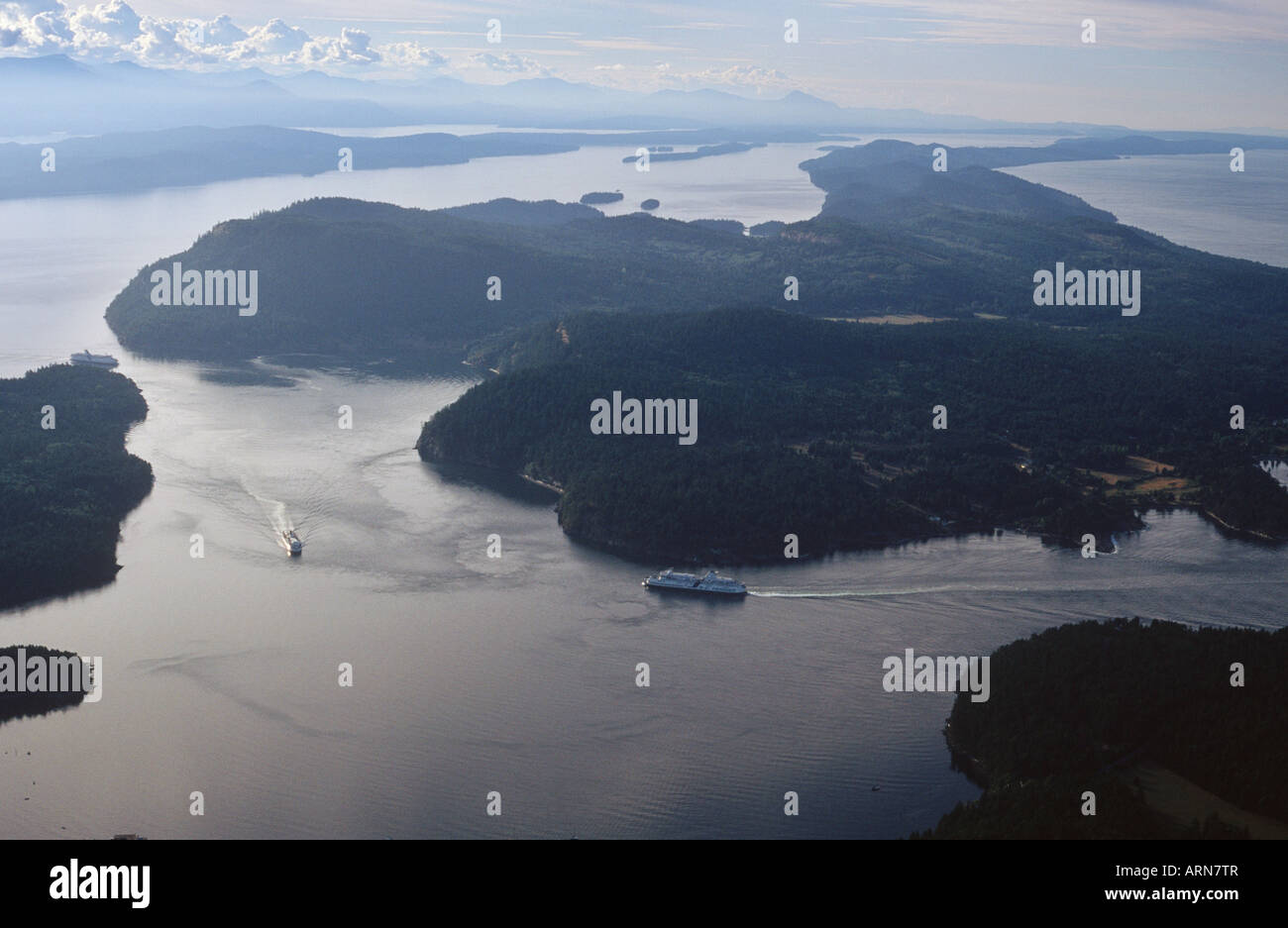Gulf Islands, Active Pass Antenne zwischen Galiano und Mayne Island mit BC Fähren, Britisch-Kolumbien, Kanada Stockfoto