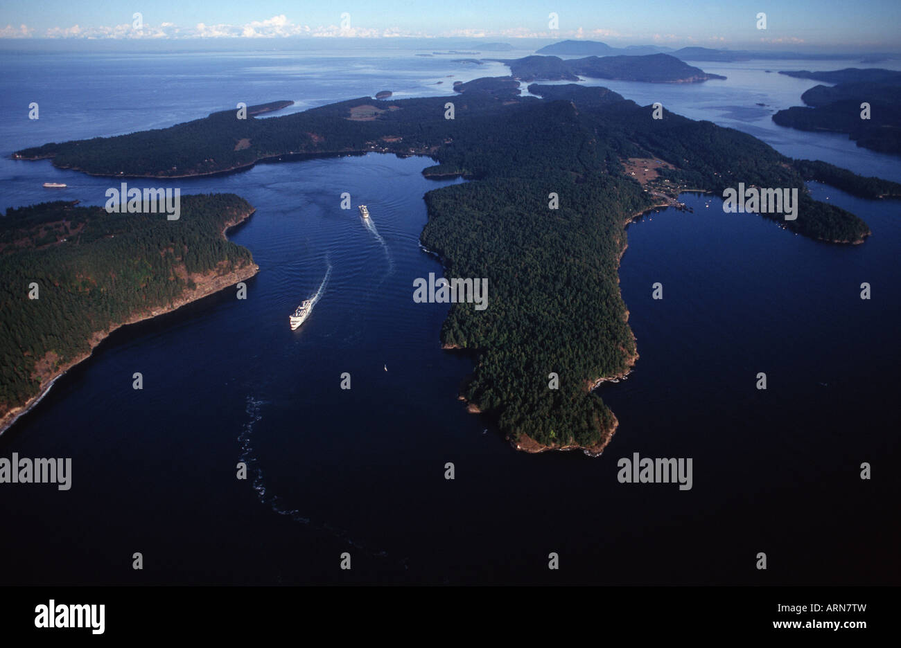 Gulf Islands, Active Pass Antenne zwischen Galiano und Mayne Island mit BC Fähren, Britisch-Kolumbien, Kanada Stockfoto