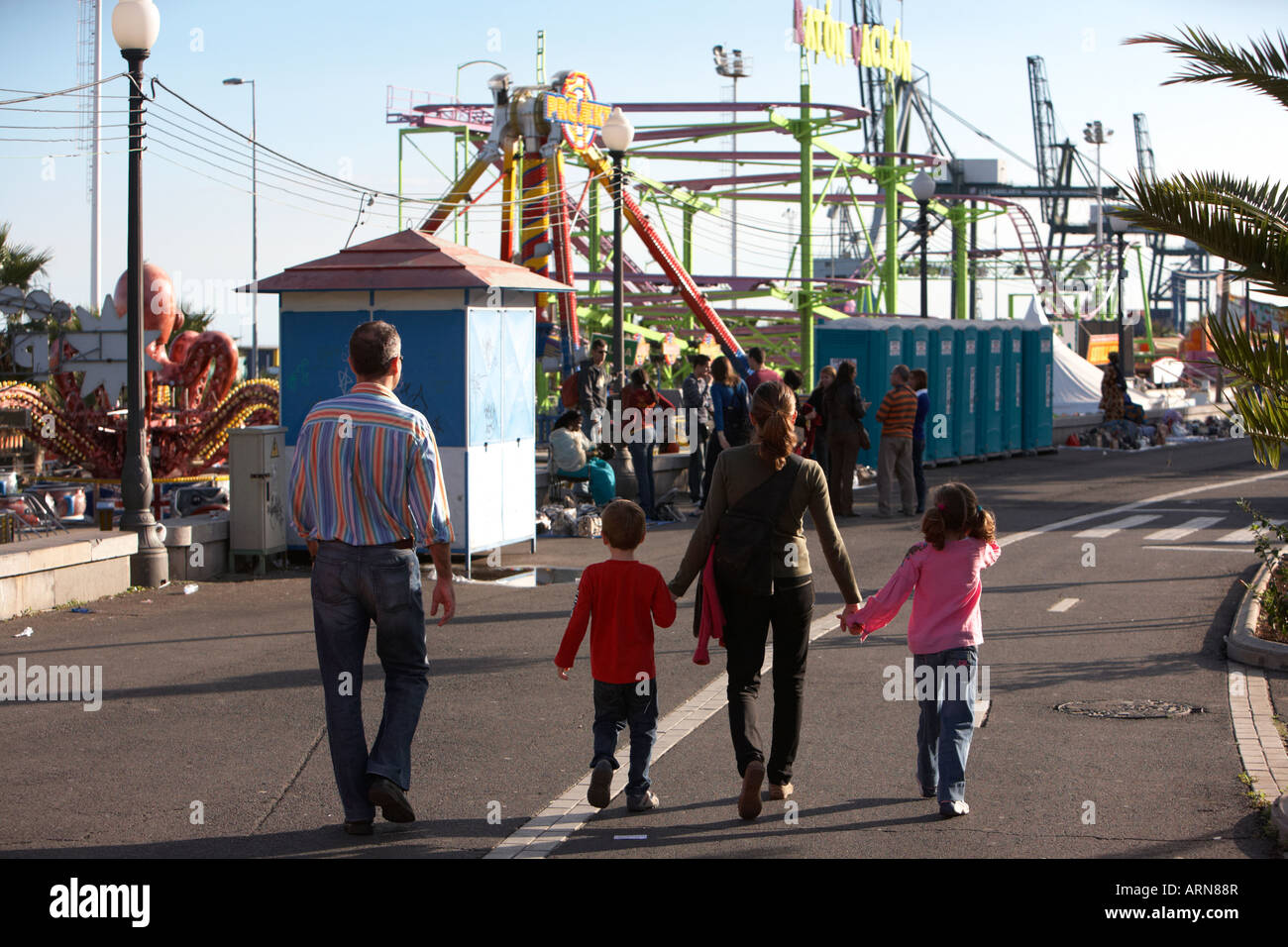 spanische Familie, die zu Fuß in Richtung der Carnaval Santa Cruz Teneriffa Kanaren Spanien Stockfoto