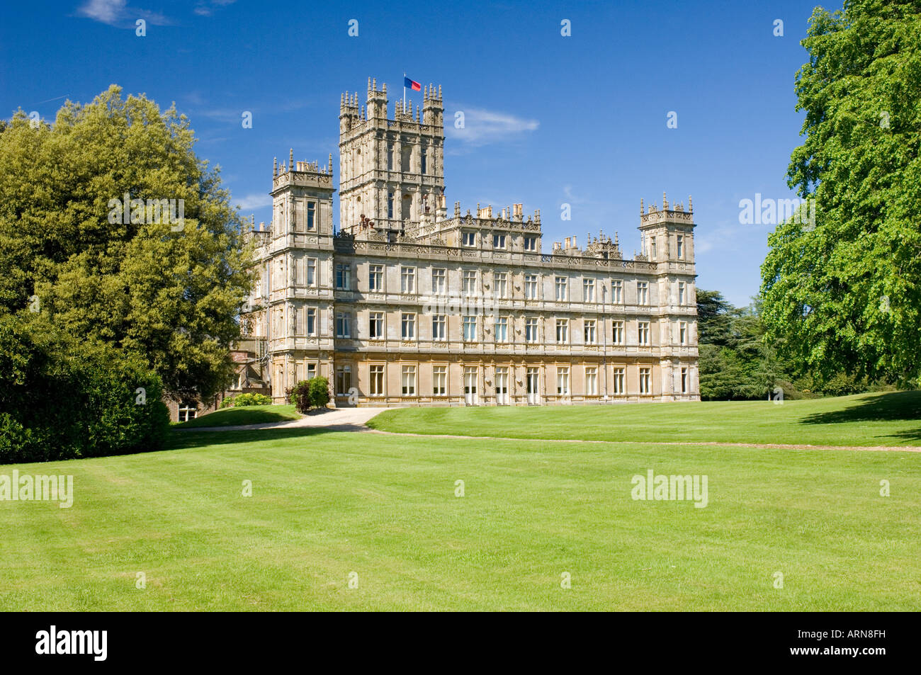 Ein Blick Highclere Castle in Berkshire, England. Berühmt als die Einstellung für die Periode Drama, Downton Abtei gemacht Stockfoto