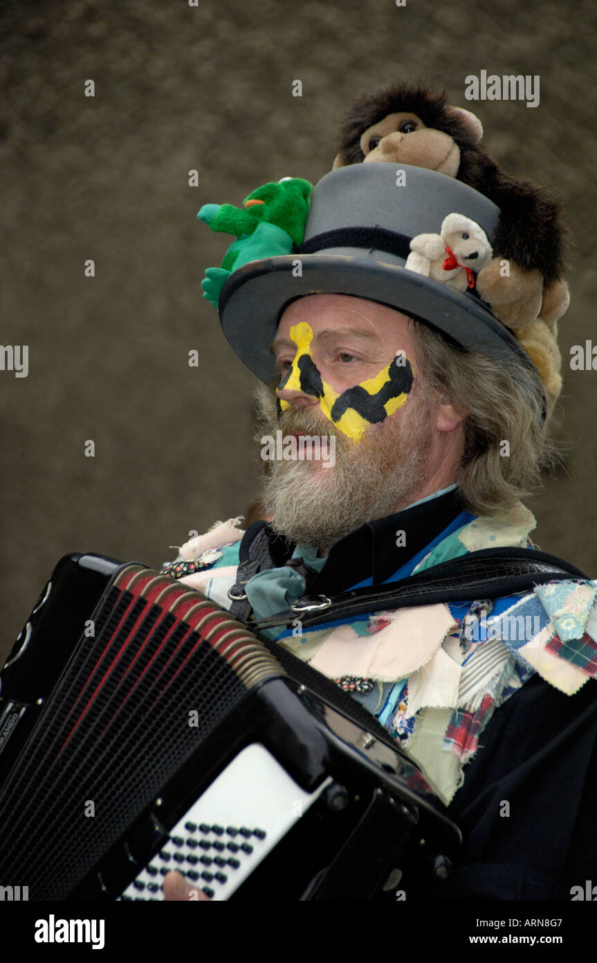 Border Morris Dancer Spielen Akkordeon England Wales Grenze Stockfoto