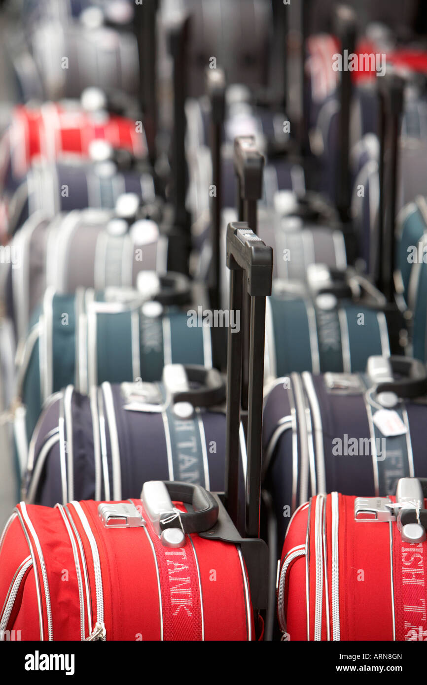 Reihen von Rädern Gepäck Fälle in Folge vor einem Geschäft in Puerto De La Cruz-Teneriffa-Kanarische Inseln-Spanien Stockfoto