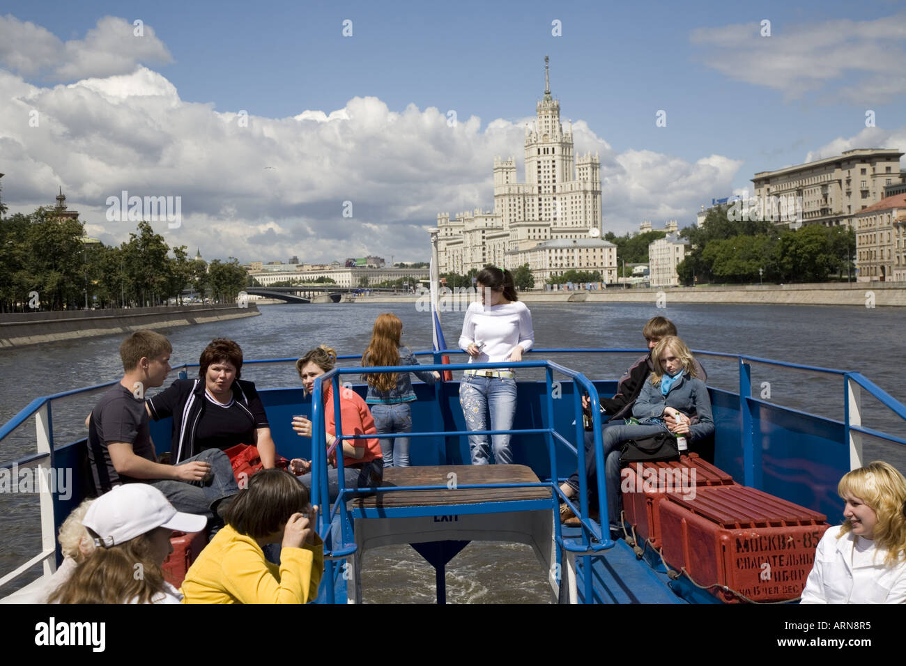 Touristen auf Tour Boot auf Moskwa Fluss Kreuzfahrt Moskau Russland Osteuropa Stockfoto