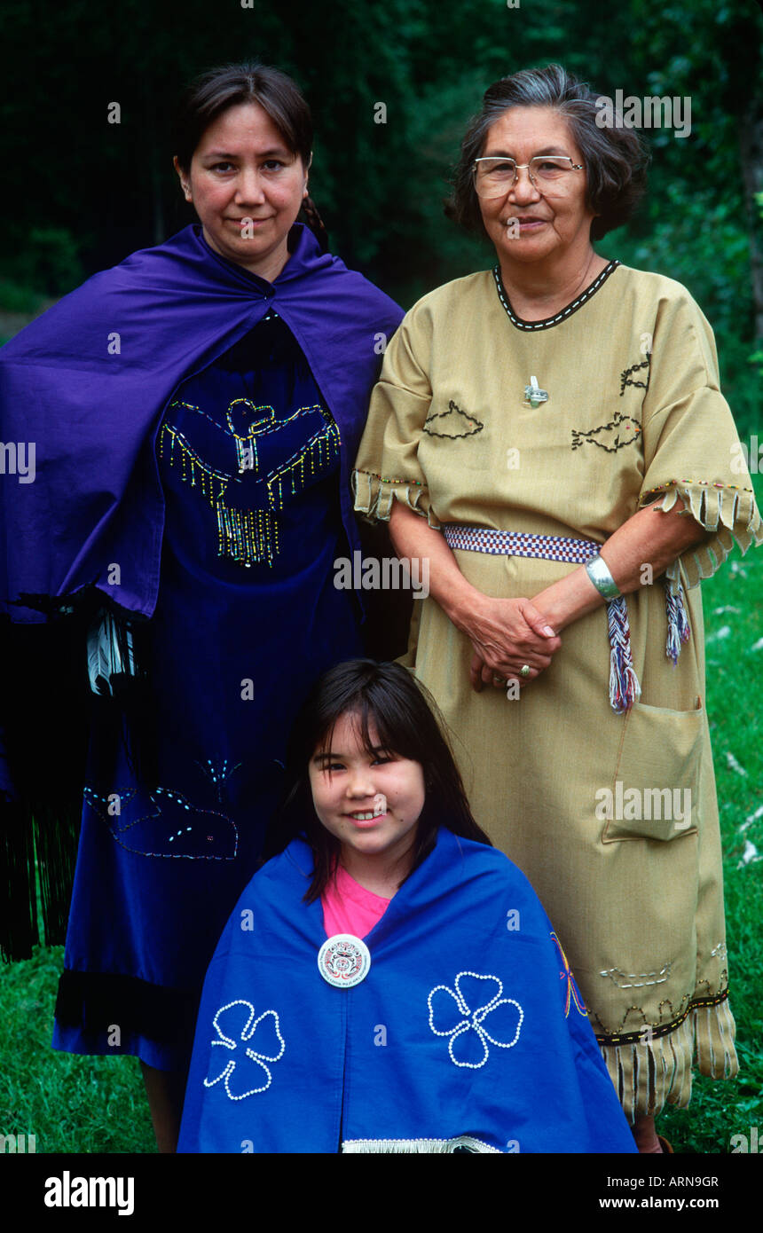 Erste Nation 3 Generationen von Frauen aus Familie, Vancouver Island, British Columbia, Kanada. Stockfoto