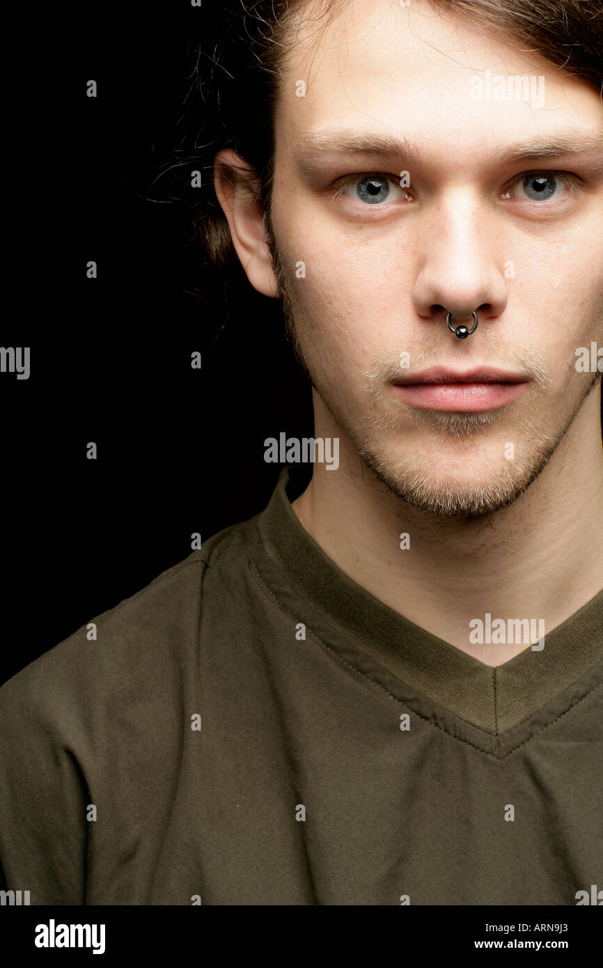 Junger Mann mit Nase piercing Stockfotografie - Alamy